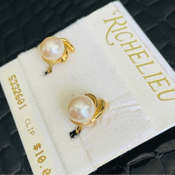 Vintage RICHELIEU Dainty Faux Pearl Gold Tone Swirl Clip On Retro Earrin… - Picture 3 of 15